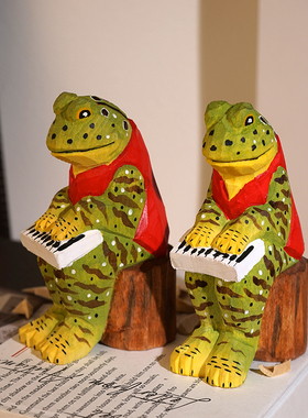 坐树墩弹琴青蛙手工木雕