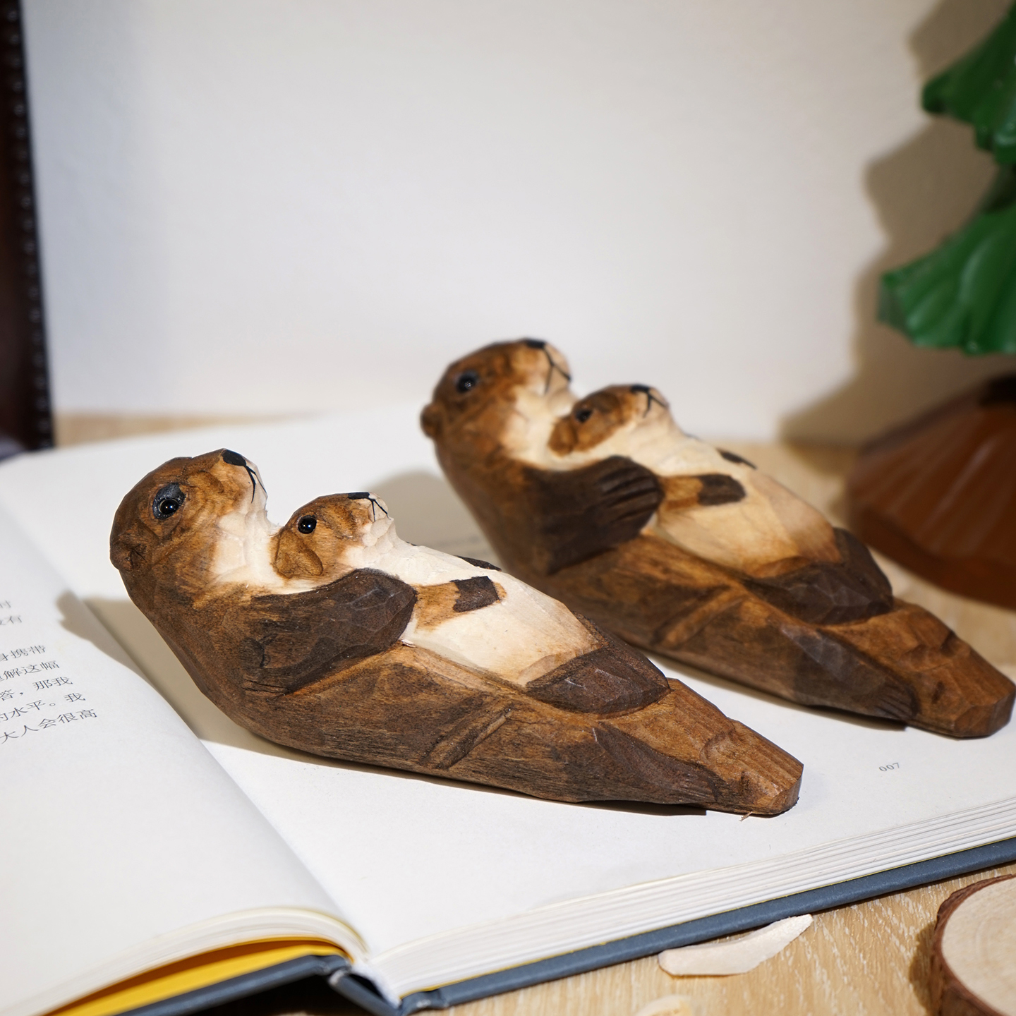 “河狸妈妈抱宝宝”手工木雕小摆件可爱动物工位电脑书桌面解压