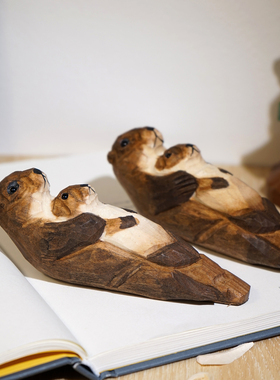 “河狸妈妈抱宝宝”手工木雕小摆件可爱动物工位电脑书桌面解压