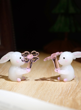 “小兔子举花朵”手工琉璃玻璃摆件可爱卡通工位电脑桌面装饰品