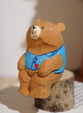 悠闲小熊坐树墩手工木雕小摆件