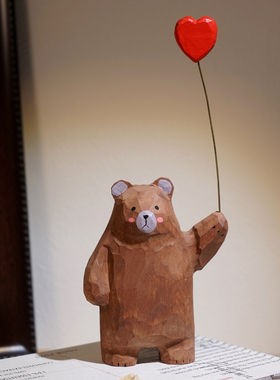 棕熊举爱心手工木雕小摆件