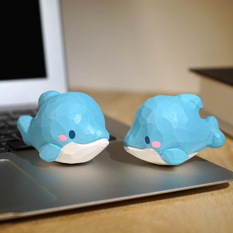 “圆滚滚的小海豚”手工木雕摆件