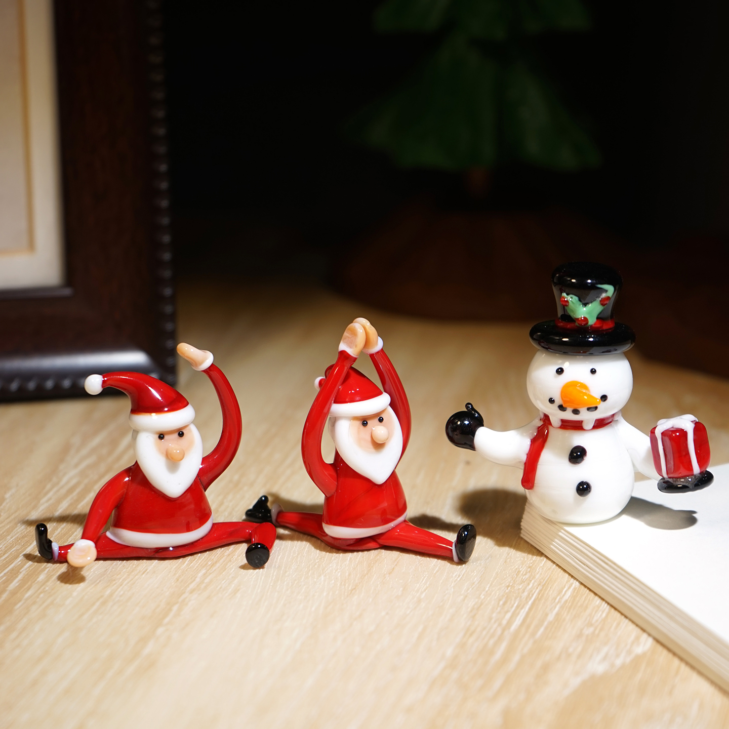 “圣诞老人练瑜伽”手工琉璃摆件