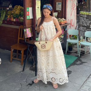 韩国东大门重工刺绣镂空吊带连衣裙度假风无袖蕾丝绑带A摆大长裙