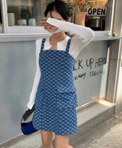 韩国东大门2025秋装甜美减龄蝴蝶结印花立体口袋背带牛仔连衣裙