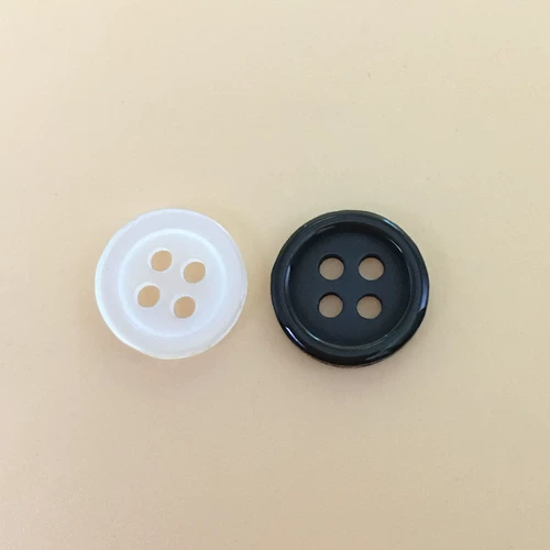 Прозрачные четырех -эй -кнопки, черно -белые круглые рубашки с высоким уровнем