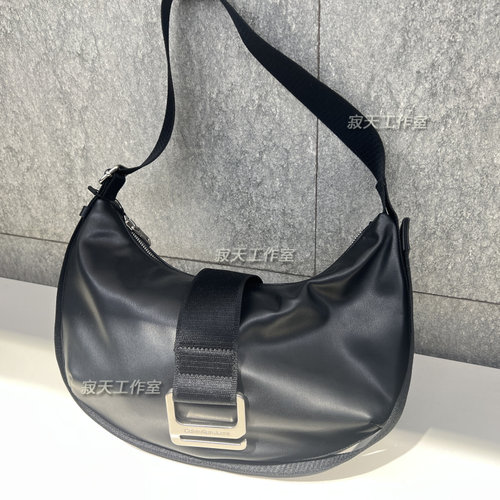 CK Jeans国内代购24春季新款女包饺子包单肩斜跨腋下新月包DH3504