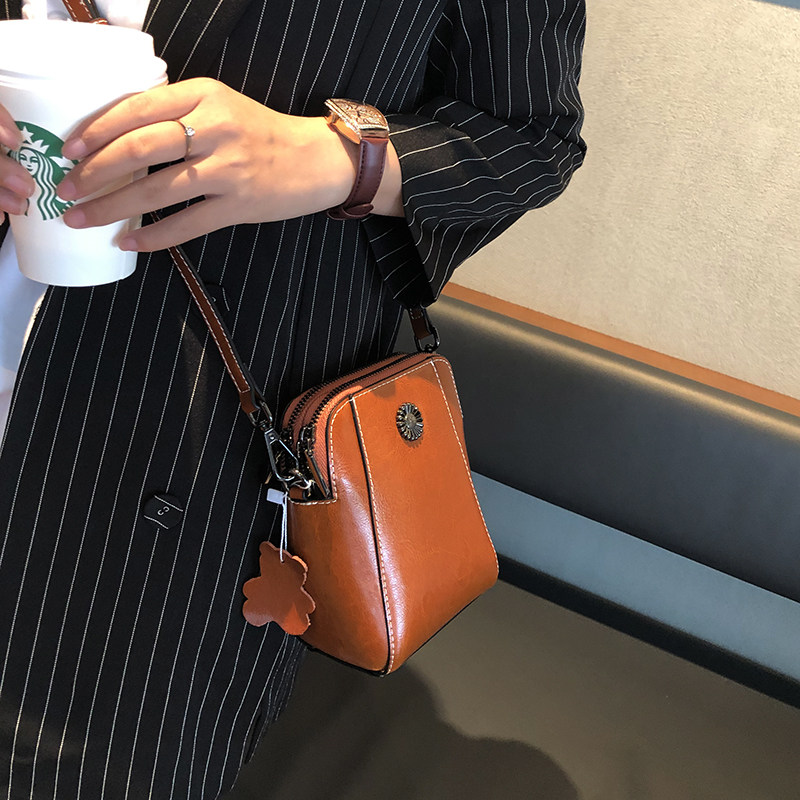 时尚百搭手机包2023春夏新款真皮休闲潮单肩斜挎小包文艺复古女包