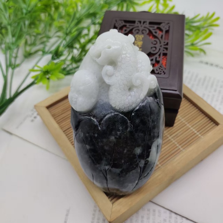 独山玉手把件望子成龙黑白料把玩件童子龙出人头地天然玉石