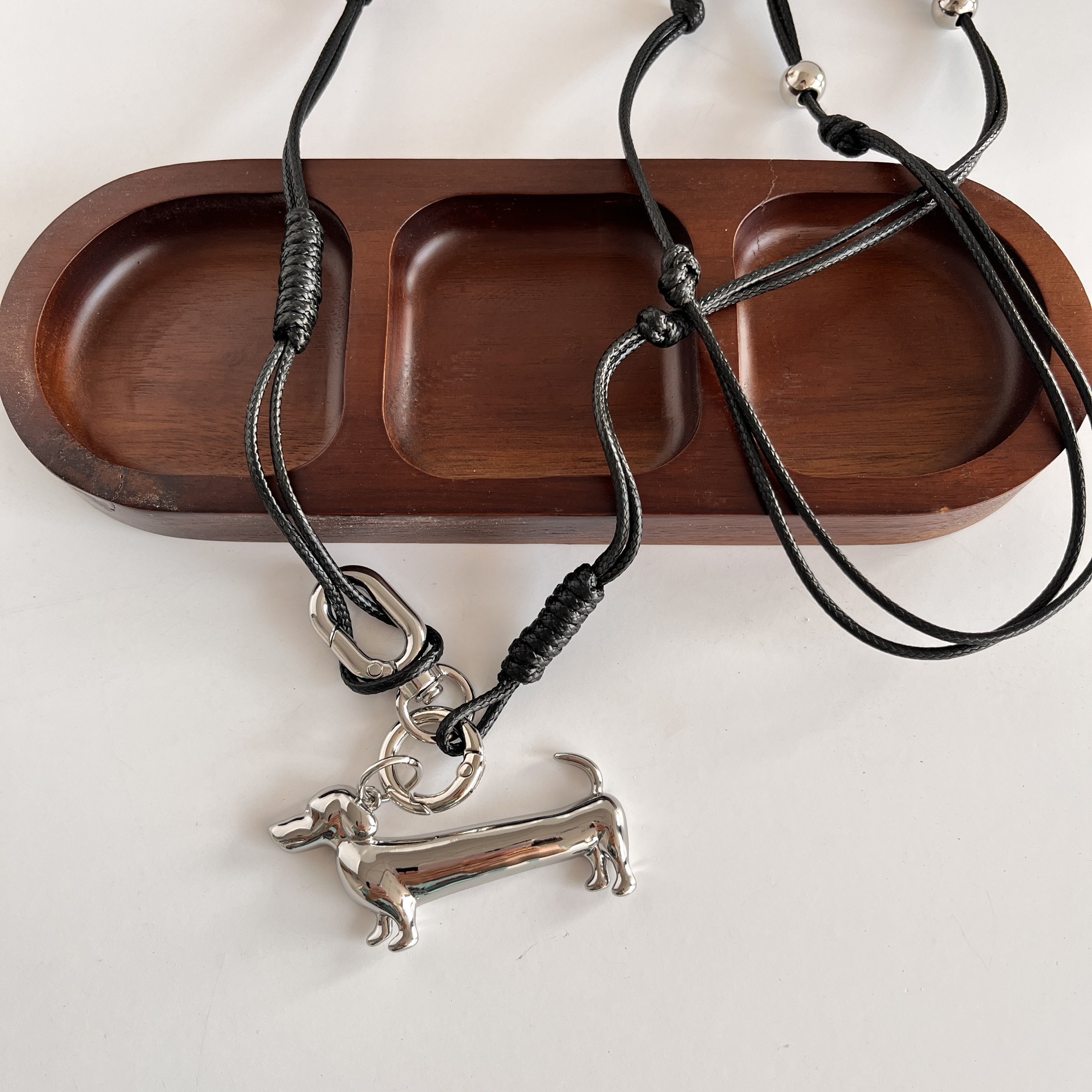 腊肠狗项链女轻奢小众设计高级感叠戴皮绳长款串珠毛衣链挂件多用