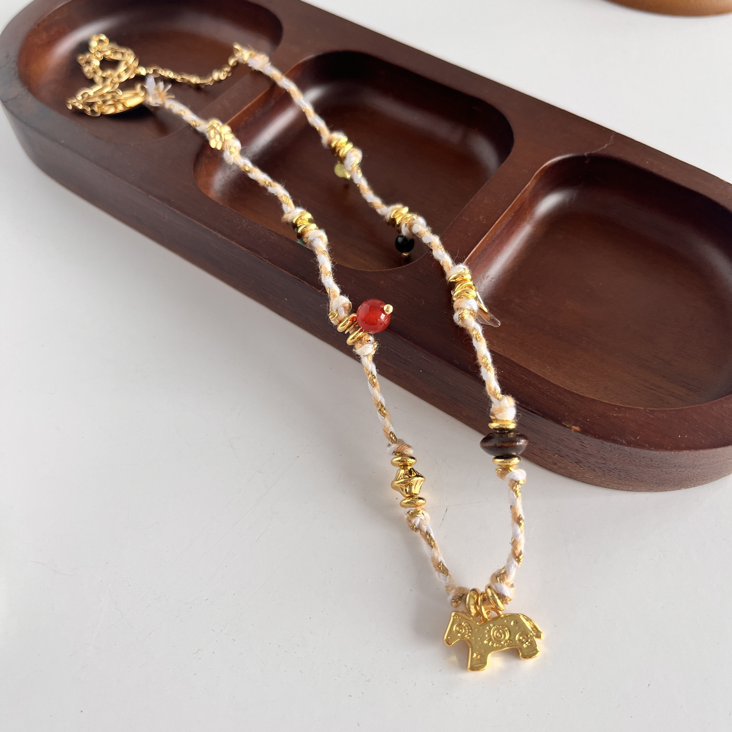 小马项链彩色编织绳串珠锁骨链度小众设计感高级轻奢气质百搭颈链