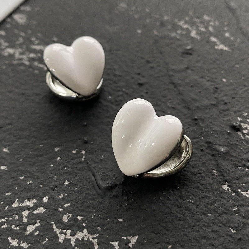 秋冬新款奶油风爱心耳钉女小众设计高级感耳环气质百搭耳饰耳钉