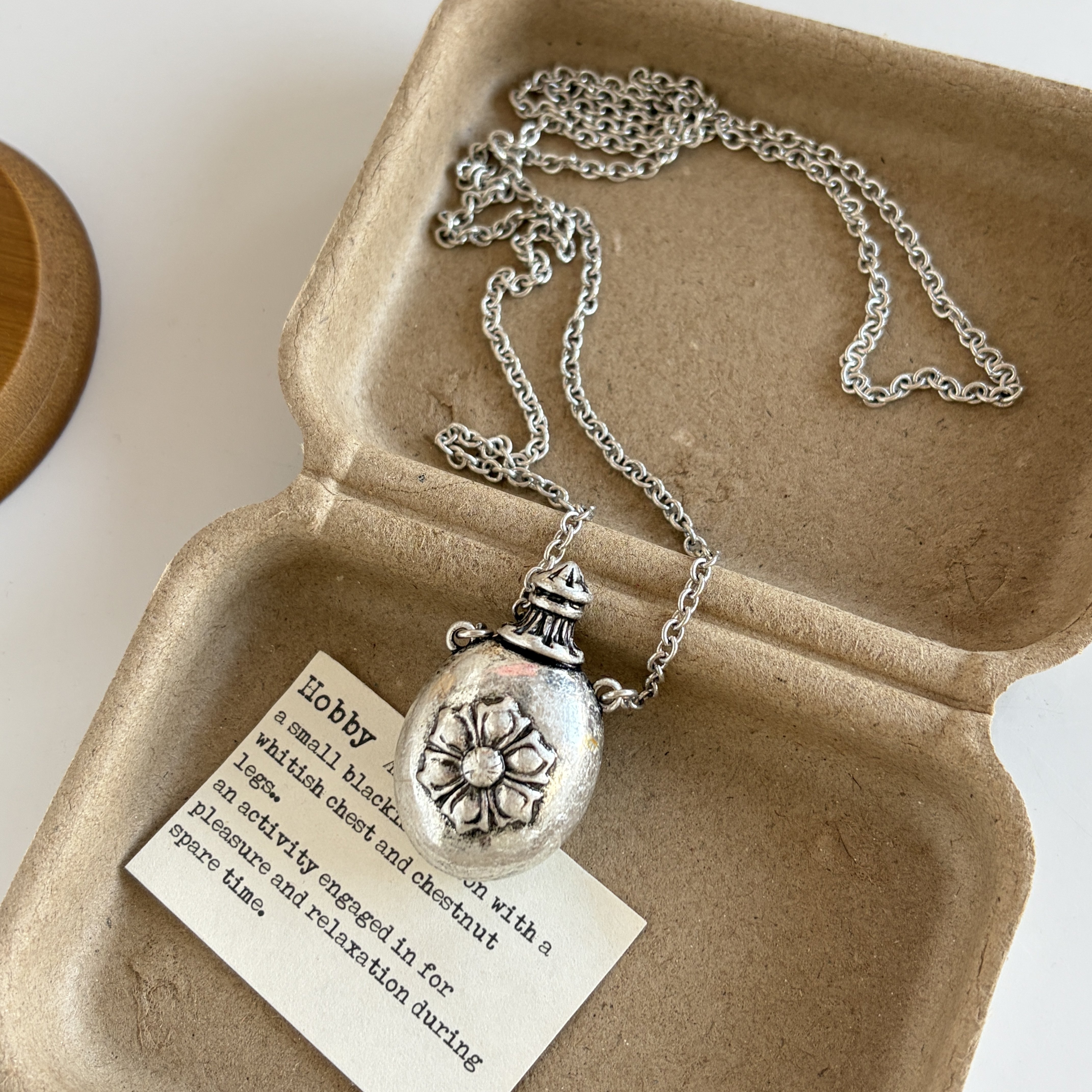 秋冬新款复古做旧雕刻酒壶长款项链女小众设计轻奢高级感毛衣链