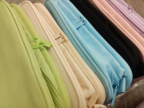 现货库存大容量男孩女孩简约款多隔层单色笔袋