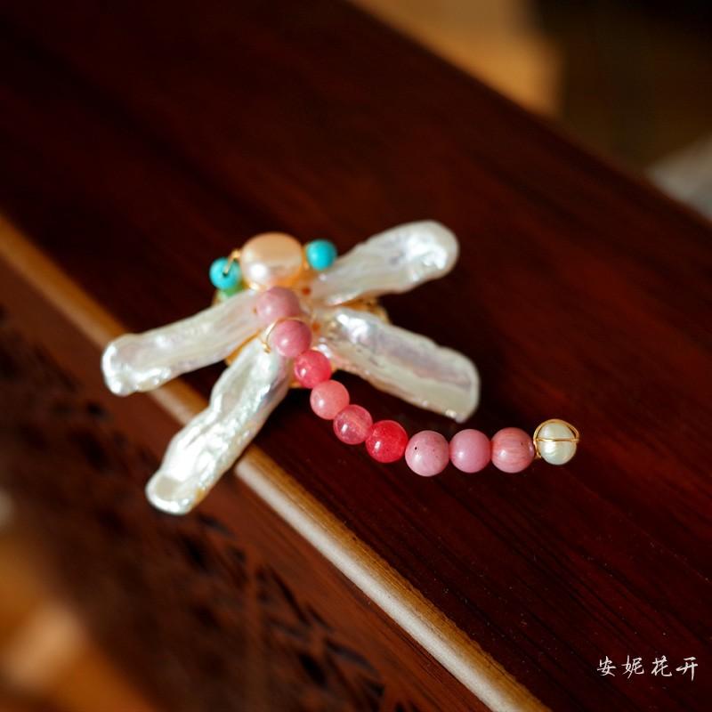 【夏天有约】原创设计手作高级感天然贝母琵琶异形珍珠蜻蜓胸针