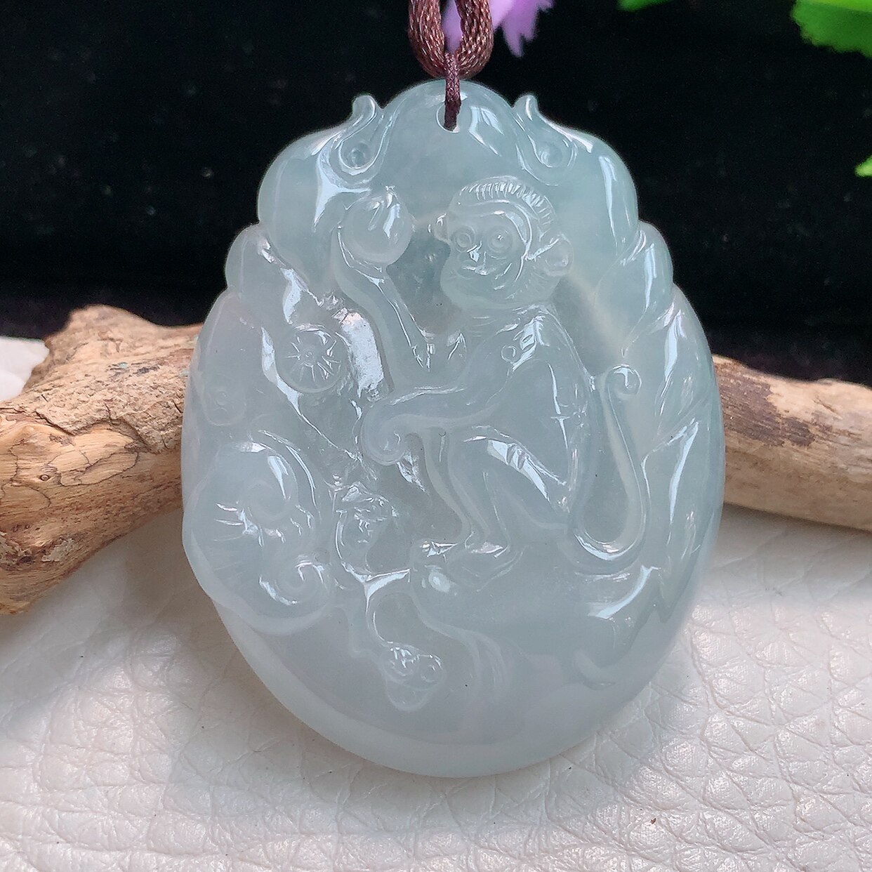 bg实拍45.6*36*6.7缅甸翡翠精雕冰润胶感灵猴抱寿桃 生肖猴玉吊坠