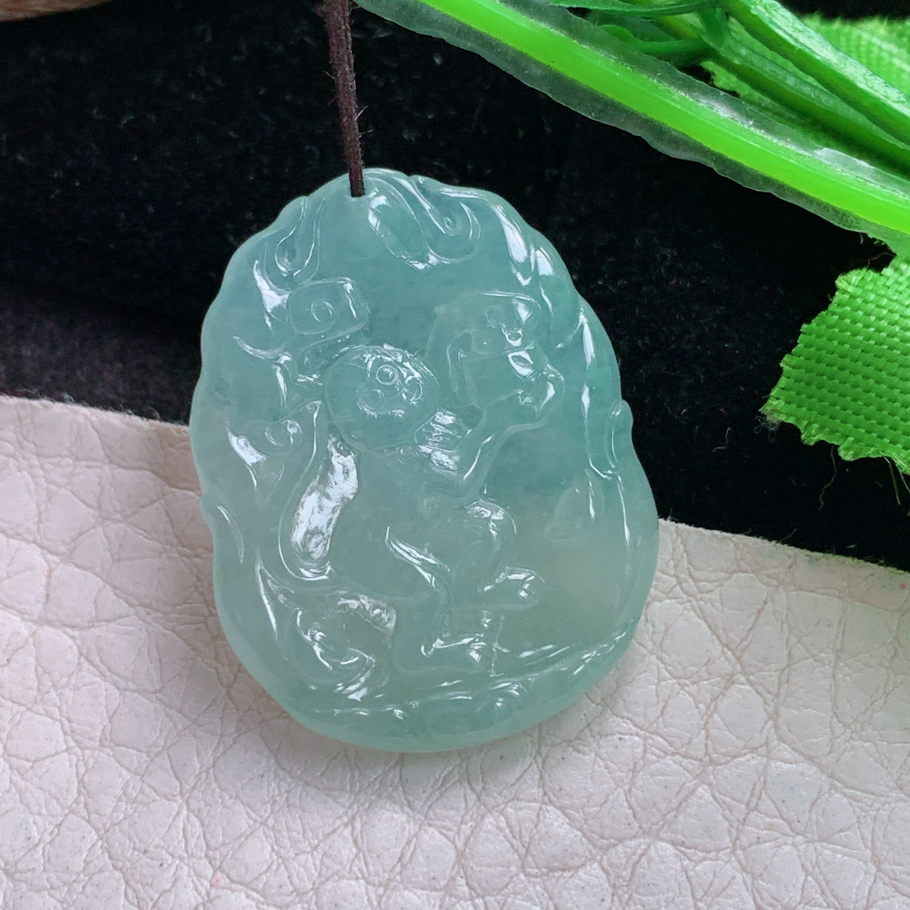 ktj实拍29*22.5*4缅甸翡翠a货精雕冰晴灵猴抱寿桃 生肖猴玉吊坠