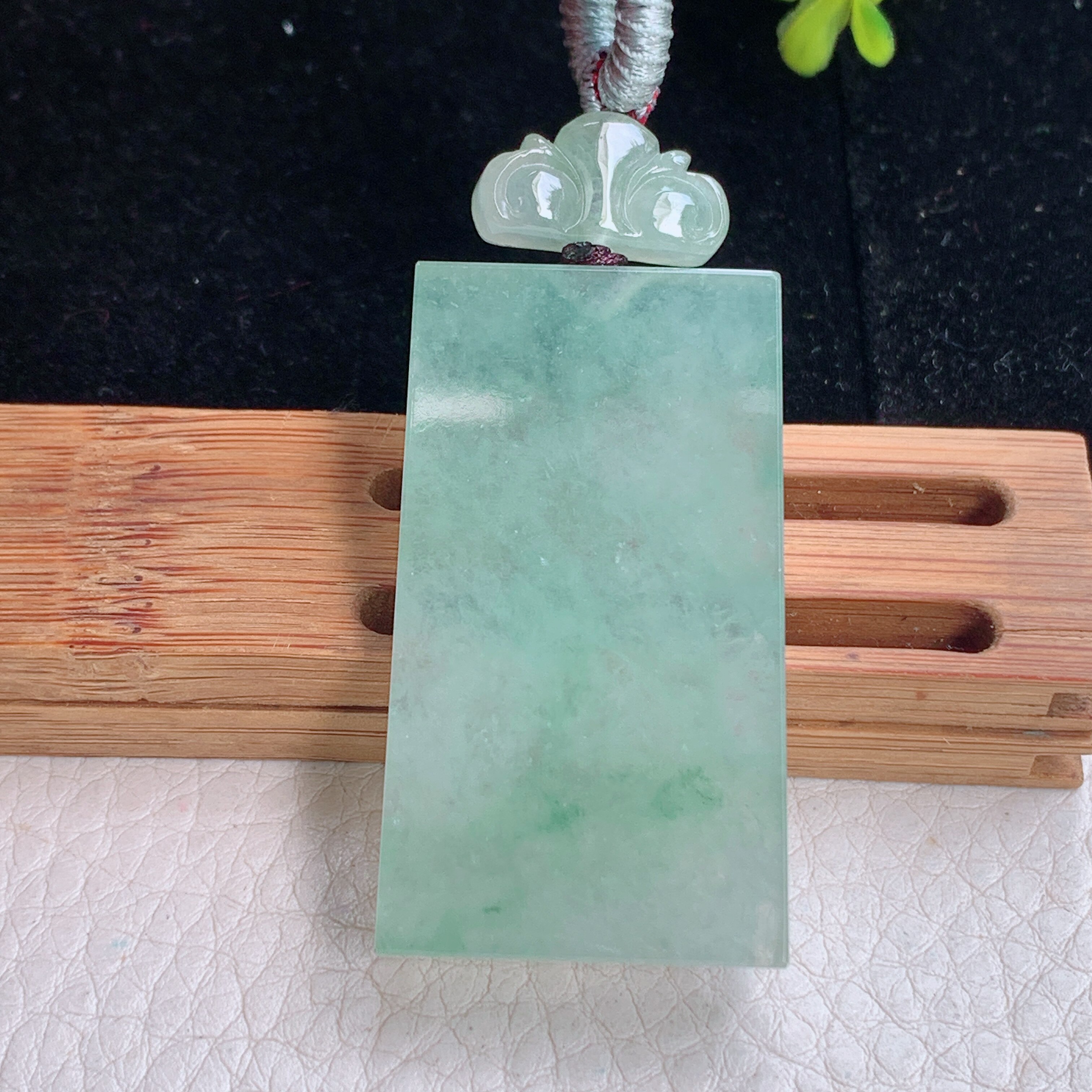 zz3实拍44.8*25.5*5.8 缅甸翡翠晴绿平安无事牌吊坠 冰透素面玉牌
