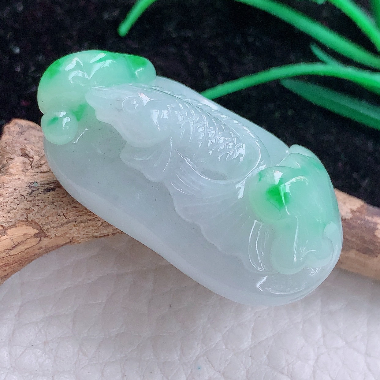 实拍x54 缅甸翡翠A货胶感飘绿莲年有余玉鱼吊坠 38.8*21.5*15.2mm