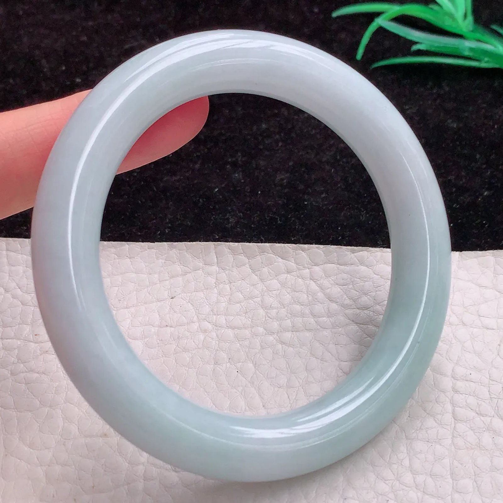 js自然光58*11缅甸A货翡翠细润圆条手镯宽 大圈口正圈福镯大胖镯