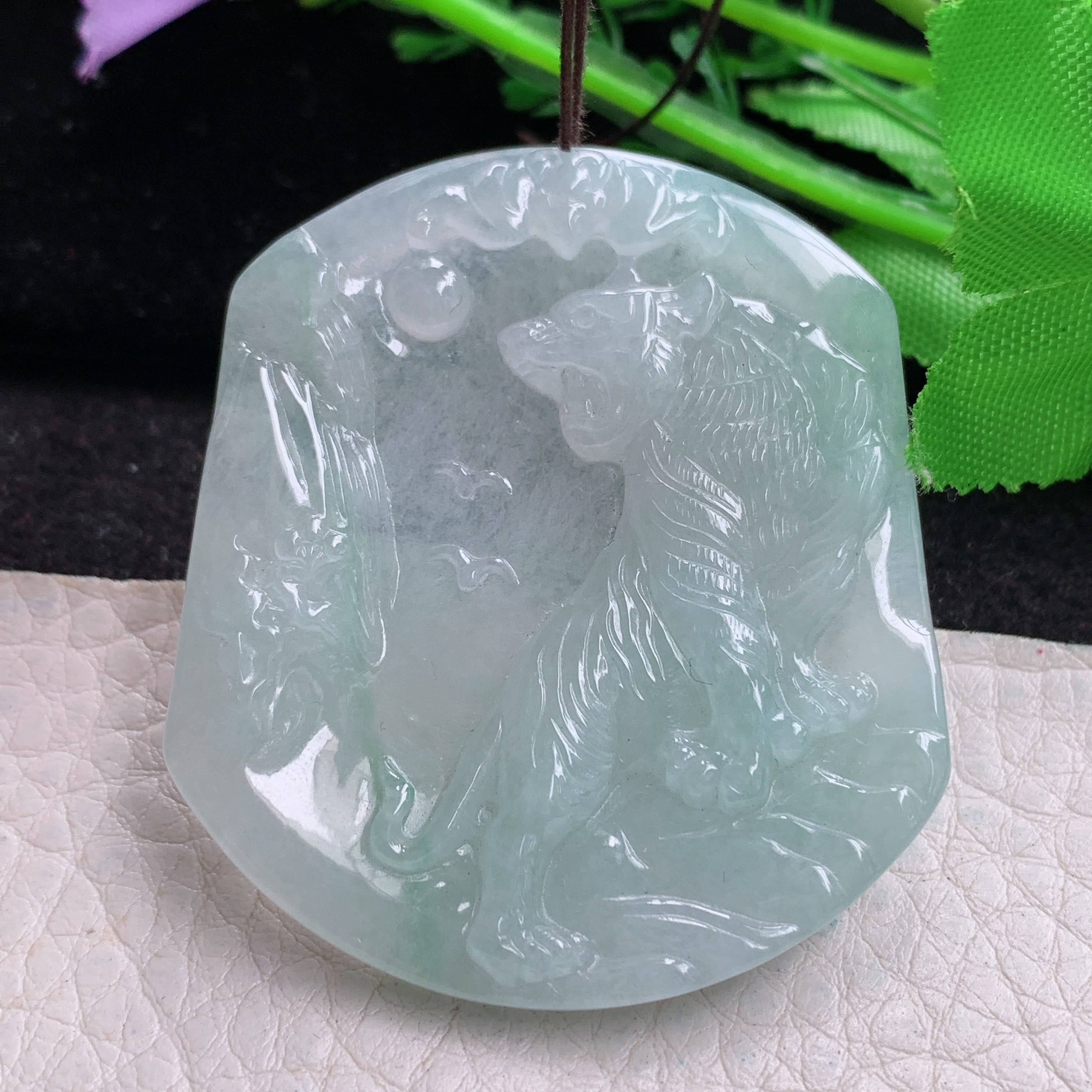 yn实拍50*43.5*5.5缅甸翡翠a货精雕飘绿花上山虎 生肖虎玉吊坠