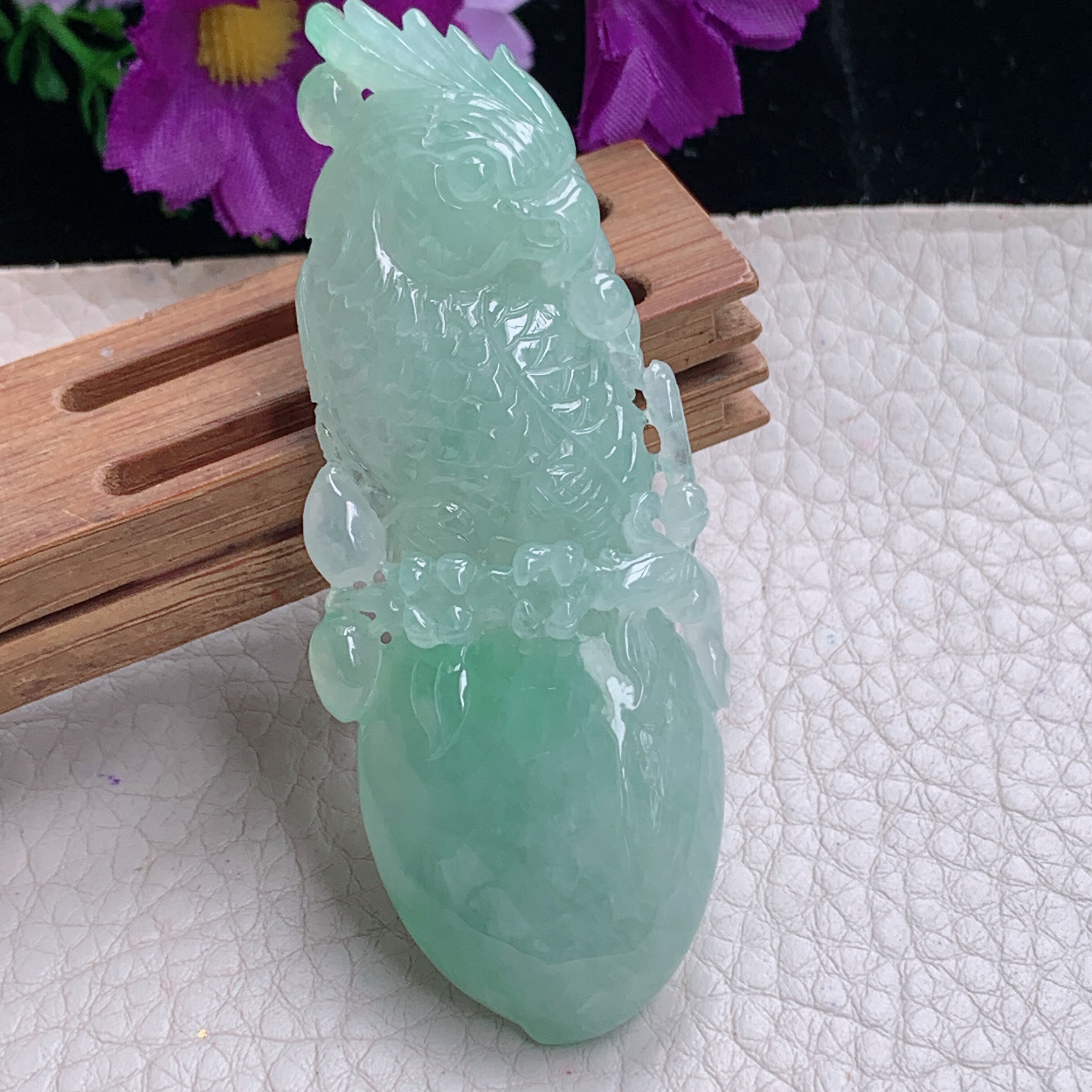 zz3实拍73.8*29*14.5缅甸冰润翡翠精雕甜绿立体鹦鹉项坠英明神武