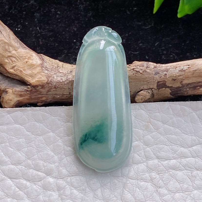 gp实拍缅甸翡翠冰飘花玉瓜玉坠，精美福瓜锁骨坠38.6*15*5mm