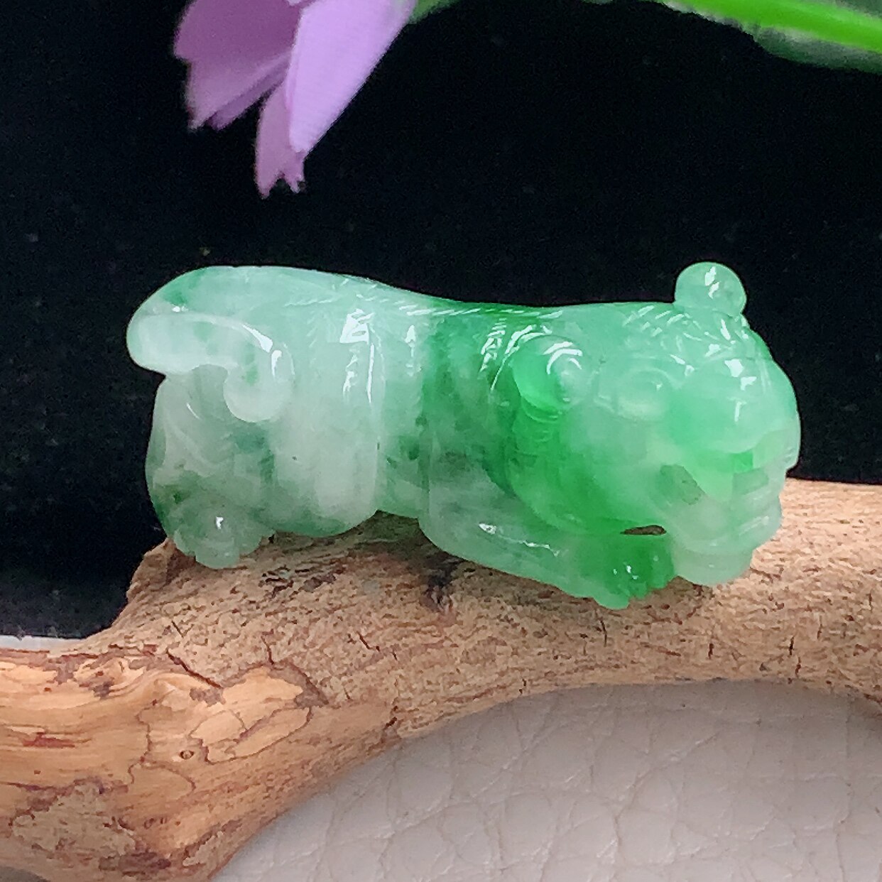 yl实拍31.8*12*12缅甸天然翡翠精雕飘绿生肖虎吊坠立体虎玉坠