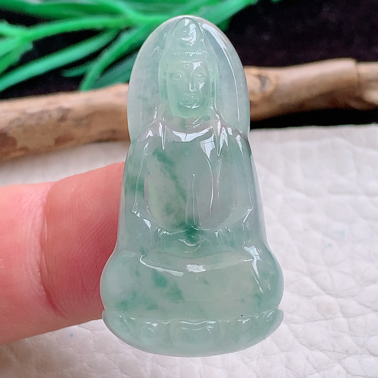 lz实拍缅甸A货翡翠冰种飘花小观音吊坠精雕持瓶菩萨38.6*20*5.8mm