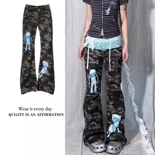 亚比辣妹卡通印花迷彩微喇休闲裤子女设计感低腰修身显瘦喇叭裤子