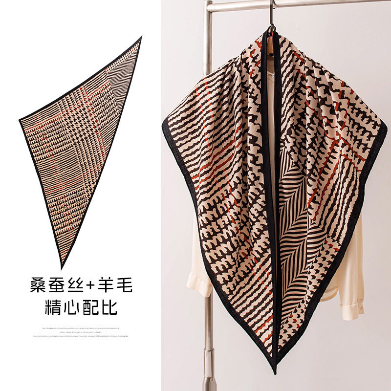 新款线条三角巾高级感百搭时尚披肩保暖围巾高端柔软复古女士围脖
