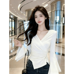 高级感纯欲辣妹v领喇叭袖上衣女气质褶皱收腰显瘦不规则下摆上衣