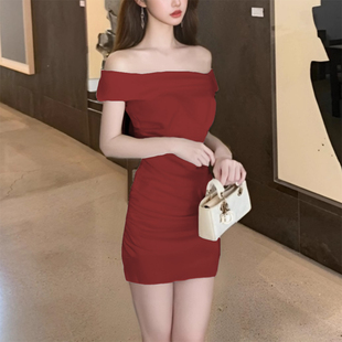 夏季新款一字肩褶皱短袖包臀裙辣妹显瘦露肩连衣裙上班通勤穿搭女