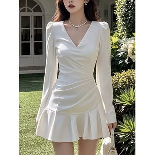 气质V领白色压褶长袖连衣裙女2026新款纯欲辣妹收腰显瘦短款裙子