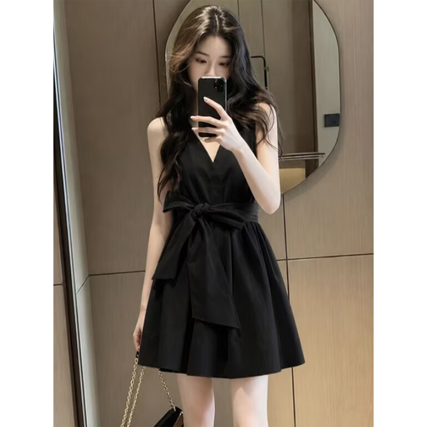 高级感黑色V领绑带连衣裙女图片