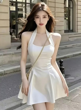 气质性感挂脖辣妹白色连衣裙女2026夏季新款修身显瘦短款A字裙子