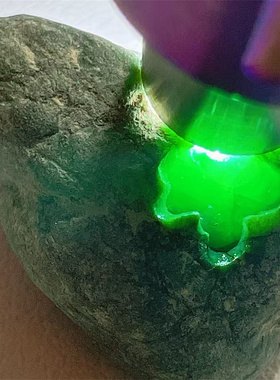 A86088 精品缅甸天然翡翠原石老坑后江场口色料戒面料  重19克