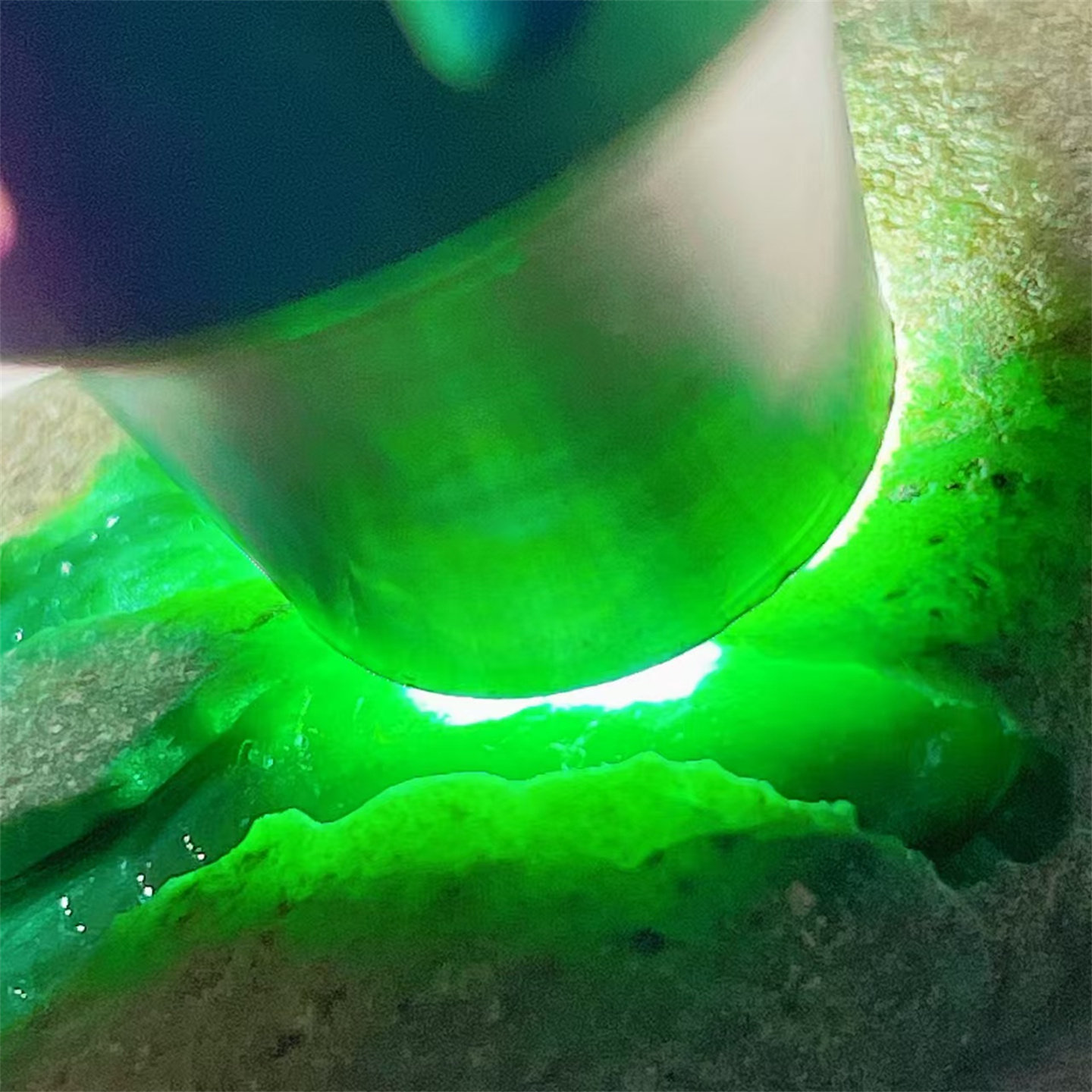 A37 精品缅甸天然翡翠原石老坑后江场口色料戒面料  重28克