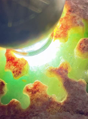 A80928  缅甸天然翡翠原石老坑木那场口开窗手把件料 重0.9公斤