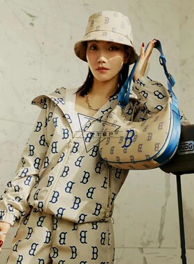 韩国经典潮牌MLB专柜正品23款老花满印大标新月包单肩包3ABQL023N