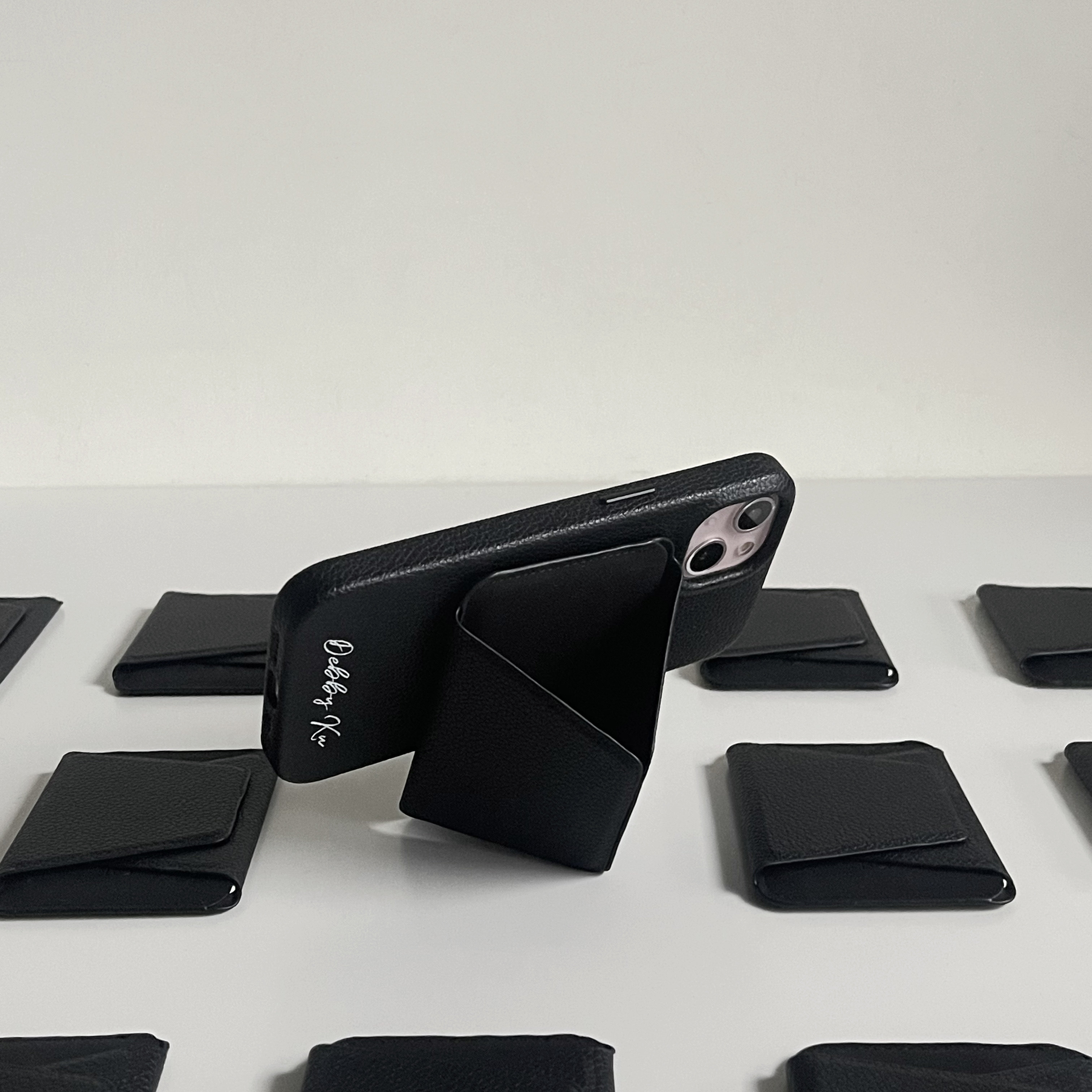 APIOU 二合一黑色荔枝纹皮革 Magsafe 磁吸支架卡包图片