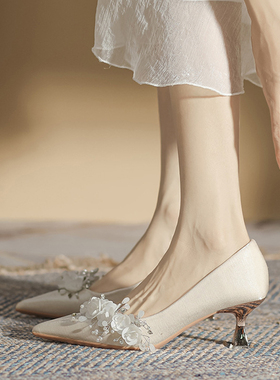 浅色绸缎花朵高跟鞋配礼服杏色低跟舒适婚鞋法式少女小猫跟3cm女