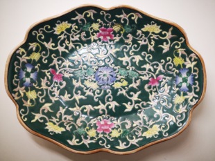 景德镇回流瓷晚清绿釉粉彩缠枝纹随型盘有闲居监制全品28*21*5cm