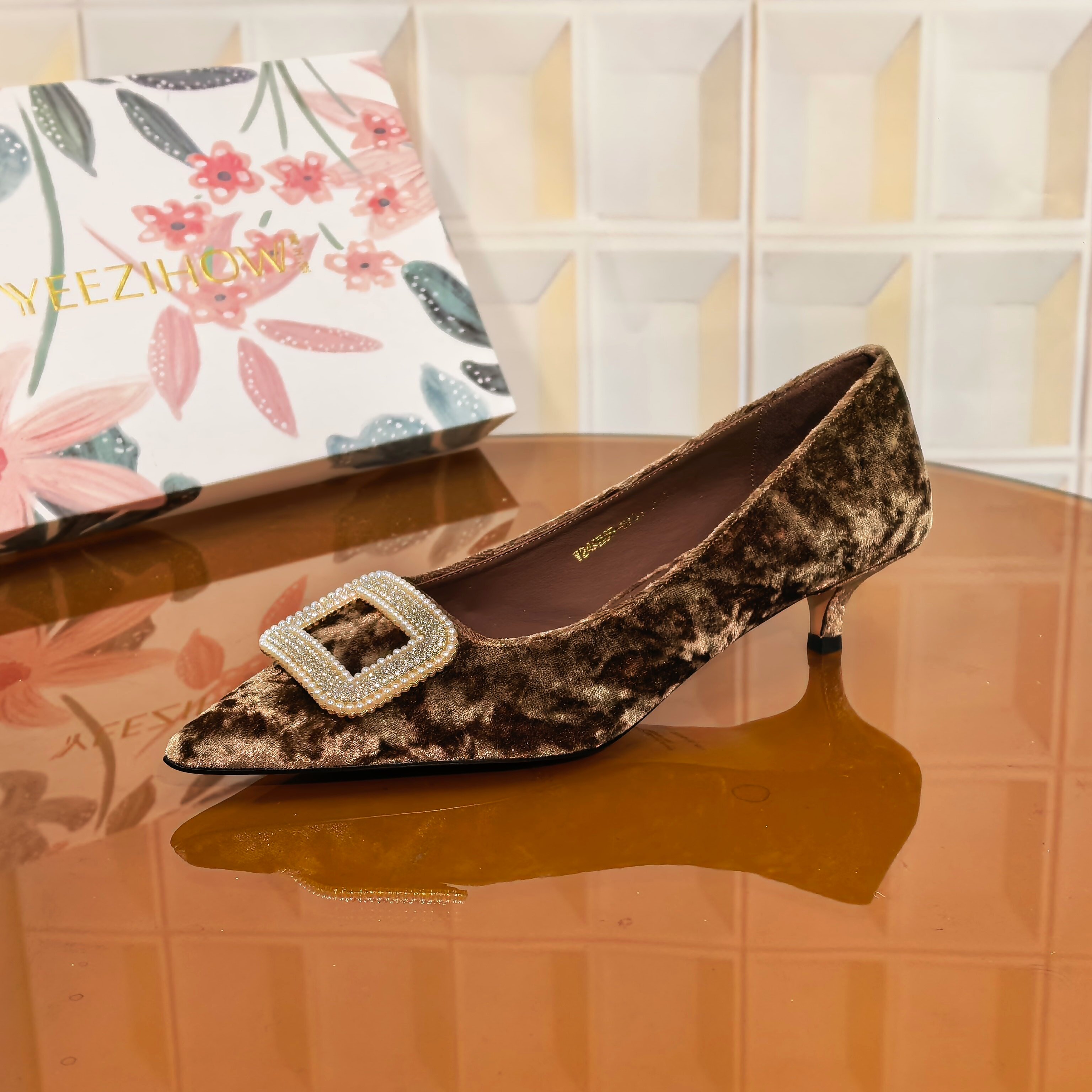 6731/3CM丝绒布断码撤柜清仓处理细跟高跟鞋气质尖头女士鞋水钻方