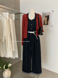 Y.JIA 伊嘉港风复古红色针织开衫+挂脖v领牛仔背心连体裤绝美套装