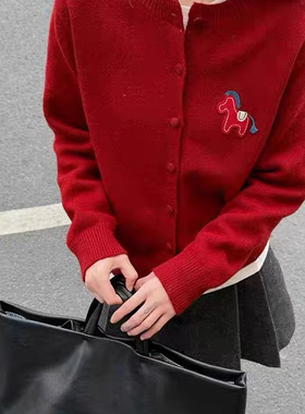 一起系秋冬设计感小马刺绣圆领女长袖显瘦卡通毛衣针织开衫66620