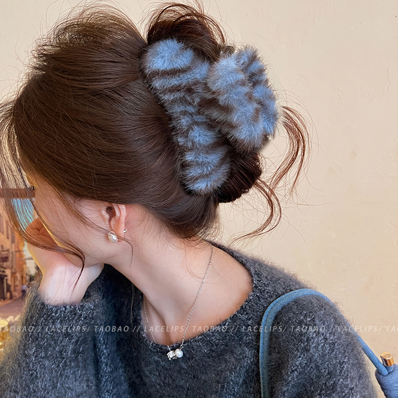 韩系秋冬毛绒条纹抓夹女高级感