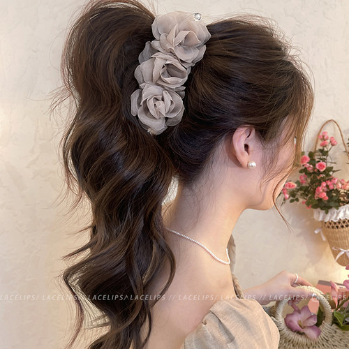 温柔山茶花朵香蕉夹女2026新款