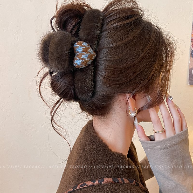 格纹爱心毛茸茸抓夹女高级感